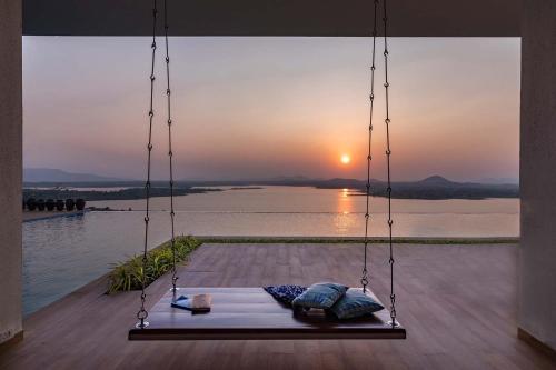 StayVista at Sunset on the Lake - Infinity Lakeview Swimming Pool with Contemporary Interiors & Lavish Amenities, Игатпури