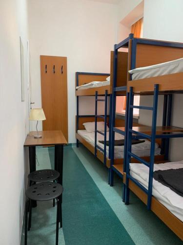 2 bunk beds