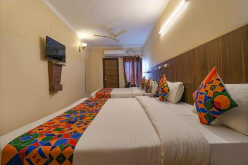 1 king bed, 1 twin bed