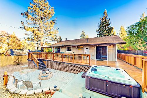 Lazy Bear Cabin in Big Bear Lake, USA
