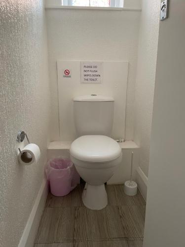 Single Room with Shared Bathroom image 5