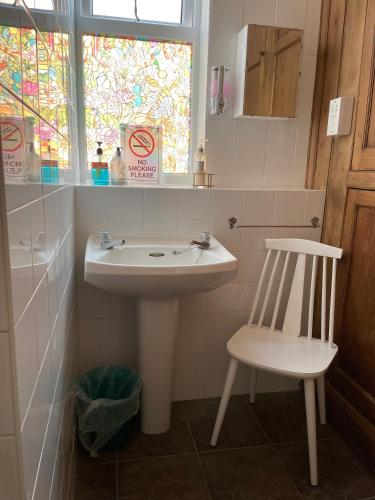 Single Room with Shared Bathroom image 4