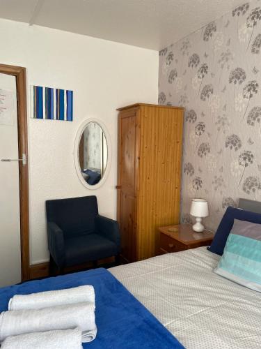 Double Room with Shared Bathroom image 2