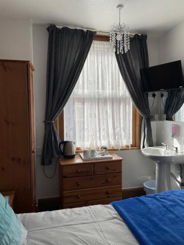 Double Room with Shared Bathroom image 3