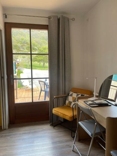 Chambre avec 2 lits, vue sur le jardin