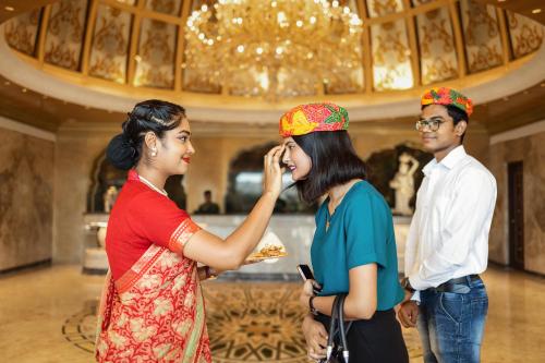 Front desk [24-hour]