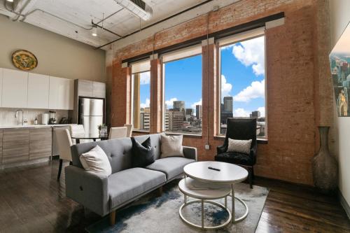 Industrial-Chic 2BR Apt |Pool+Views