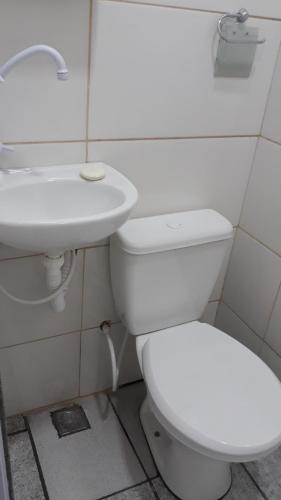 Bathroom, Apto 12 Kitnet pequena NOVA Terreo Ar Cond Microondas Frigobar Tv Banheiro Excelente para 1 pessoa B in Centro de Vila Velha