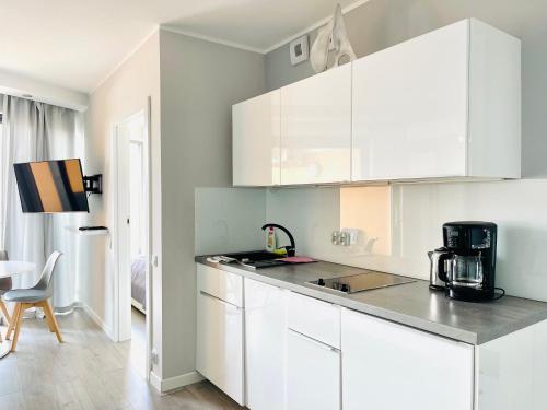 One-Bedroom Apartment with Balcony and Sea View image 3
