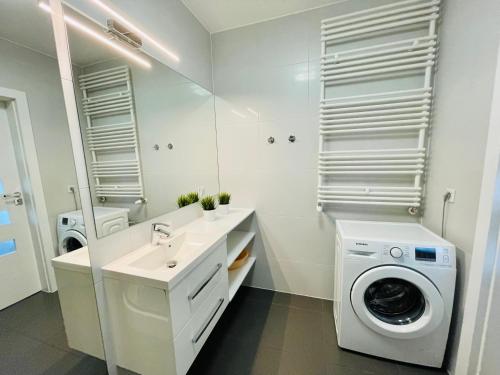 One-Bedroom Apartment with Balcony and Sea View image 1