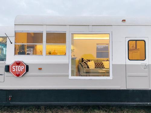 Вход, American School Bus Retreat with Hot Tub in Sussex Meadow in Danehill