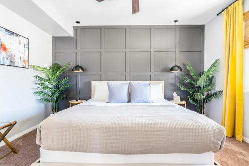 GAMEROOM, King Beds, Movie Projector, Heated Saltwater Pool, Golf and Games! in Indio, USA