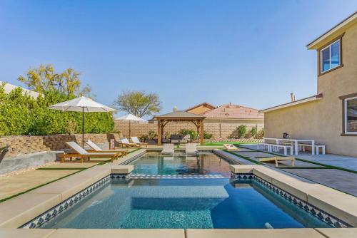 GAMEROOM, King Beds, Movie Projector, Heated Saltwater Pool, Golf and Games! - Accommodation - Indio