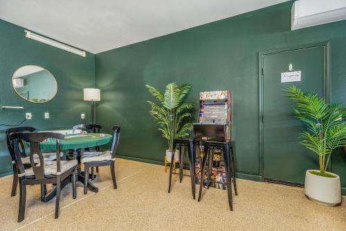 GAMEROOM, King Beds, Movie Projector, Heated Saltwater Pool, Golf and Games! in Indio, USA