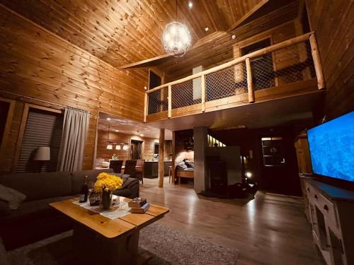 Cabin in beautiful surroundings at Harpefossen in Nordfjordeid