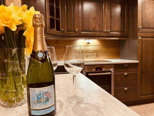 Cabin in beautiful surroundings at Harpefossen in Nordfjordeid