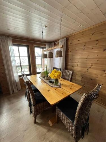 Cabin in beautiful surroundings at Harpefossen in Nordfjordeid