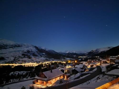 Cabin in beautiful surroundings at Harpefossen in Nordfjordeid