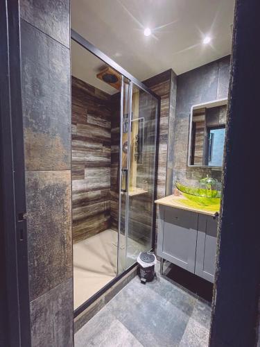 Van Gogh gare By Joyca Chambre privée (Van Gogh gare By Joyca Chambre privee) in Epinal