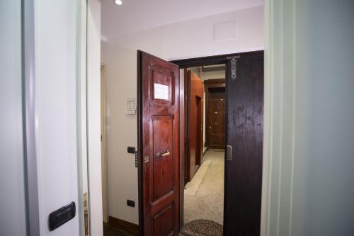 Like Romeo Suites - 출입구
