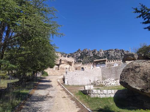 Magnífico Castillo privado, elevado en la roca