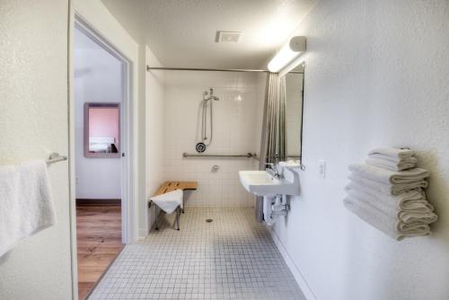 Motel 6-Niantic CT - New London - image 5