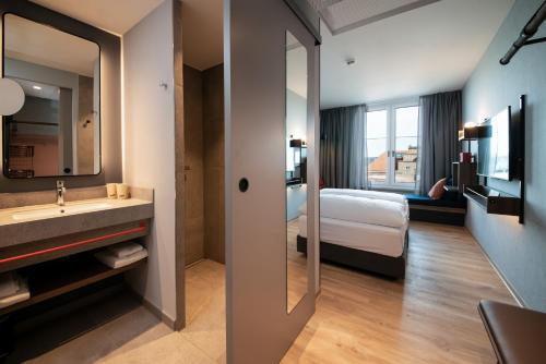 room detail thumbnail 1