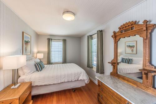1 queen bed, 1 sofa bed