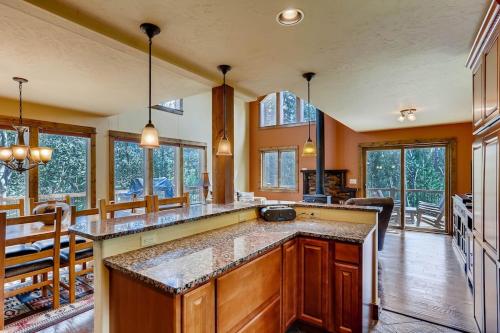 Immaculate Mountain Home Surrounded by Pine Trees with Hot Tub - Claim Jumper Getaway in Blue River