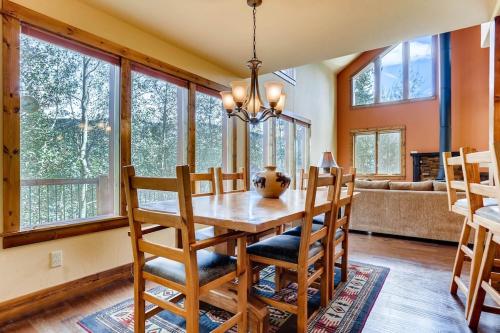 Immaculate Mountain Home Surrounded by Pine Trees with Hot Tub - Claim Jumper Getaway in Blue River