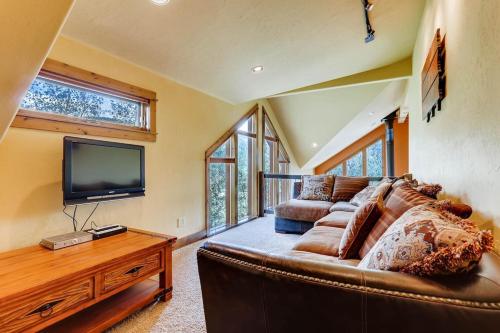 Immaculate Mountain Home Surrounded by Pine Trees with Hot Tub - Claim Jumper Getaway in Blue River