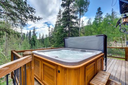 Immaculate Mountain Home Surrounded by Pine Trees with Hot Tub - Claim Jumper Getaway in Blue River
