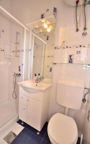 One-Bedroom Apartment image 2