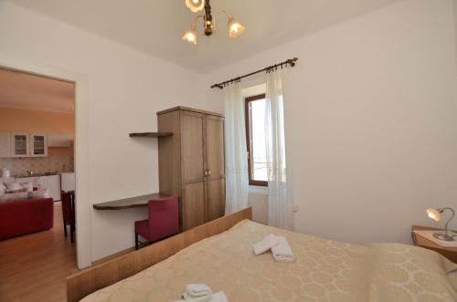 One-Bedroom Apartment image 7