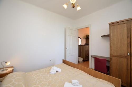 One-Bedroom Apartment image 6