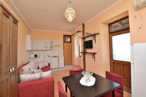 One-Bedroom Apartment image 1