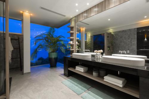 Panoramic Beach- and Seaview Duplex Studio  - 화장실
