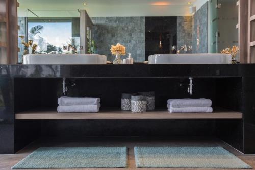 Panoramic Beach- and Seaview Duplex Studio  - 화장실