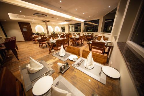 Restaurant, juSTa Grand View Resort & Spa, Manali in Gadherni
