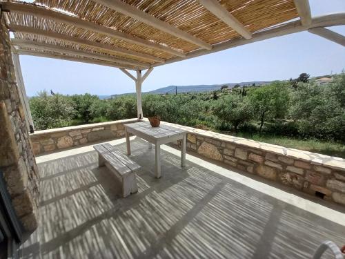 Koroni Stone House, fully equipped studios by the sea in Asini