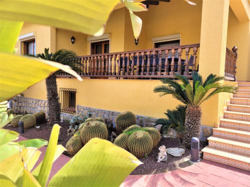 Villa with private pool and tennis court 150 metres from the sea-Villa el Olivo