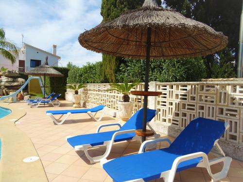 Villa with private pool and tennis court 150 metres from the sea-Villa el Olivo