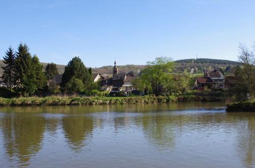 Le Doux Rivage, proche de Charleville, jardin et accès à la voie verte