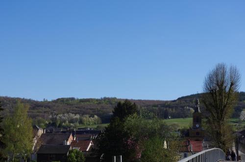 Le Doux Rivage, proche de Charleville, jardin et accès à la voie verte