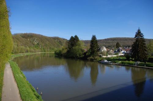 Le Doux Rivage, proche de Charleville, jardin et accès à la voie verte