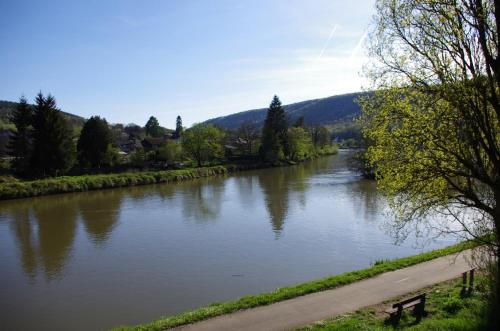 Le Doux Rivage, proche de Charleville, jardin et accès à la voie verte