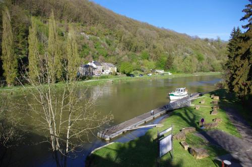 Le Doux Rivage, proche de Charleville, jardin et accès à la voie verte