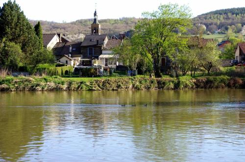 Le Doux Rivage, proche de Charleville, jardin et accès à la voie verte