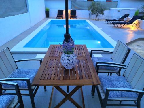  Cypress Tree Holiday Apartments, Ferienwohnung in Privlaka