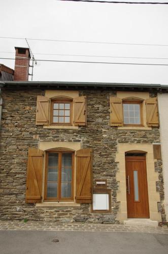 Le Doux Rivage, proche de Charleville, jardin et accès à la voie verte